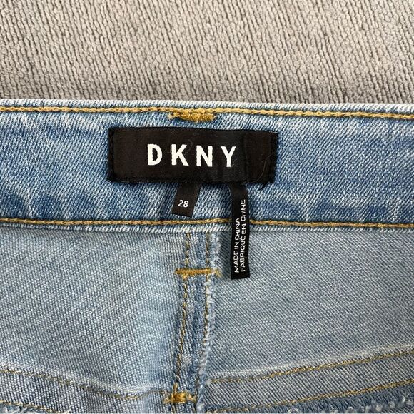 DKNY Women’s Light Wash Denim Bermuda Shorts Women’s Size 28 EUC - Picture 4 of 8